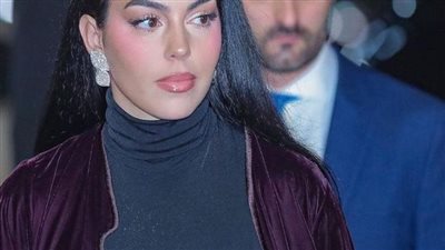 جورجينا تتجول في الرياض وتلفت الأنظار بعباءة خليجية