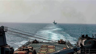 استنفار غربي جنوبي البحر الأحمر.. مروحيات أميركية أغرقت 3 زوارق وقتلت 10 حوثيين