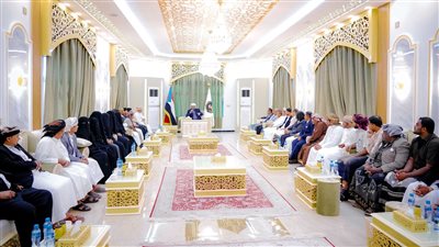 الرئيس الزُّبيدي يستقبل وفد المهرة المشارك باجتماع مجلس العموم