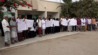 وقفة احتجاجية لموظفي مستشفى ابن خلدون بلحج تنديدا بتأخر مرتباتهم 