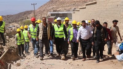 تواصل العمل في مشروع رصف طريق الشرف – الصلئة في مدينة العوابل بالشعيب