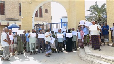 وقفة احتجاجية بالمكلا تنديداً بتعسفات طالت موظفي شركة النفط بساحل حضرموت