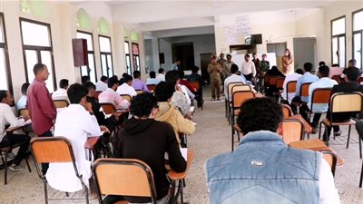 رئيس انتقالي الضالع يدشن امتحانات الفصل الأول في كلية المجتمع