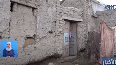 وسط منزل آيل للسقوط.. عدن المستقلة تنقل مأساة أسرة متعففة بلحج 