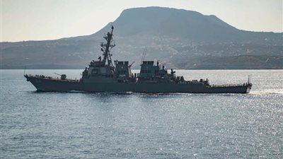 أميركا: صاروخ حوثي أصاب سفينة بريطانية بالبحر الأحمر