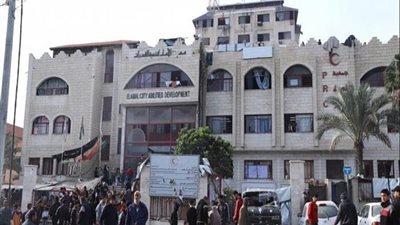 الهلال الأحمر الفلسطيني: دبابات الاحتلال تقصف مستشفى الأمل