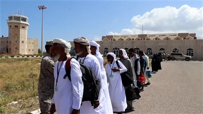 القوة 808 تتولى تفويج معتمري سقطرى للأراضي المقدسة