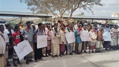 وقفة تضامنية لأبناء الديس الشرقية مع مطالب المعلمين 