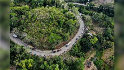 مصرع 15 شخصًا جراء سقوط شاحنة في وادٍ بالفلبين