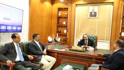 محافظ حضرموت يبحث آلية تطوير مطار الريان الدولي 