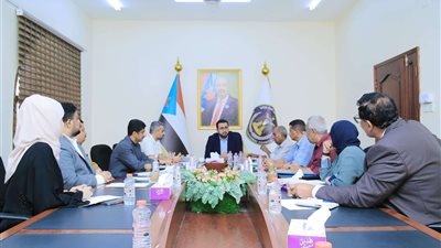 الهيئة الوطنية للإعلام تحذر من كارثة بيئية في البحر الأحمر وتدين الإرهاب الحوثي