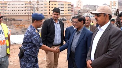 النائب البحسني يطلع على سير الأعمال الجارية في مشروع خور المكلا 