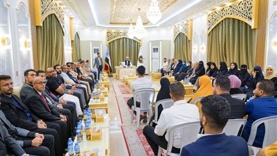 الرئيس الزُبيدي يوجه بإنشاء مركز لتنمية المهارات والقدرات الشبابية وصندوق تنمية المهارات القيادية للشباب