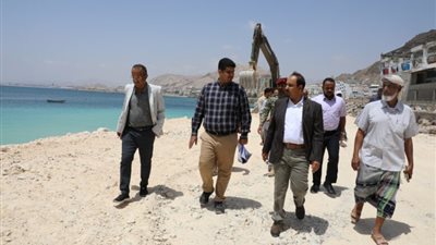 محافظ حضرموت يطّلع على بدايات تدشين العمل بمشروع توسعة شارع المكلا الرئيس 