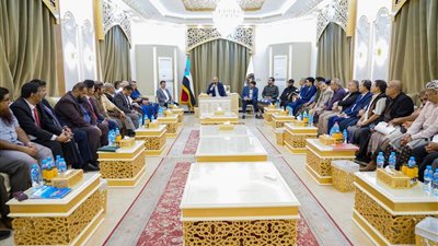 الرئيس الزُبيدي يلتقي قيادتي السلطة المحلية والمجلس الانتقالي في أبين