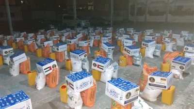 توزيع السلال الغذائية على الأسر المحتاجة بمديرية المعلا بعدن 