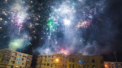 سماء عدن تتزين بالألعاب النارية احتفاء بالذكرى التاسعة لتحرير المدينة من الحوثيين 