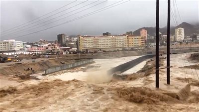 السلطة المحلية بحضرموت تتفقد أحياء المكلا عقب المنخفض الجوي