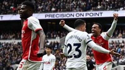 أرسنال يهزم توتنهام ويحافظ على آماله في لقب البريميرليغ