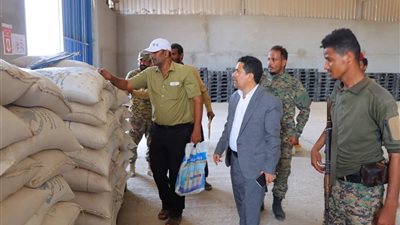 محلي خورمكسر ينفذ حملة تفتيش عن صلاحية المنتجات الغذائية في الهناجر