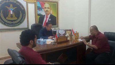 قيادة انتقالي لحج تناقش عملية استكمال المرحلة الثانية من أراضي الشهداء والجرحى 