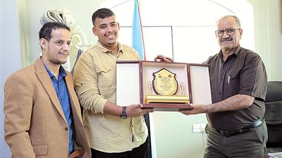 الجعدي يكرم المصور الرياضي أكرم عبدالله الفائز بالمركز الأول لجائزة الاتحاد الدولي للصحافة الرياضية