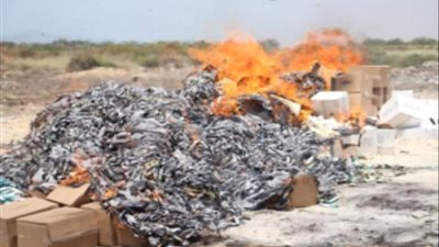 نيابة الصناعة والتجارة بالعاصمة عدن تتلف حاويتين من الأدوية المخالفة لمعايير التخزين 