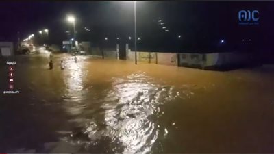 عاجل|مشاهد أولية..  أمطار غزيرة وسيول جارفة تغلق معظم شوارع وأحياء مدينة الغيضة بـ ‎المهرة