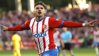 جيرونا يضرب برشلونة برباعية ويهدي ريال مدريد لقب الدوري