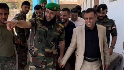 مدير الصناعة بعدن يتحرى الحقائق بنزول ميداني إلى مكتب حماية الأراضي 