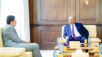 الرئيس الزُبيدي يشدد على ضرورة اضطلاع الحكومة بمسؤولياتها في انتشال الوضع الاقتصادي والخدمي