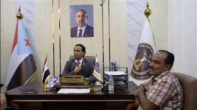 رئيس تنفيذية انتقالي العاصمة عدن يلتقي مدير عام مديرية خورمكسر