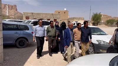 الوكيل الشبحي يتفقد الوحدة الصحية بمنطقة باكبيرة بعتق بشبوة