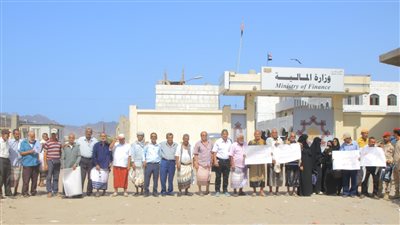 احتجاجات أمام وزارة المالية.. موظفو الإعلام في عدن يطالبون بصرف رواتبهم المتوقفة 