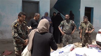 لتحسين وضع نزلائه.. أمن حوطة لحج يتسلم عدداً من المواد العينية 