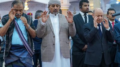 الرئيس القائد عيدروس الزُبيدي يؤدي صلاة عيد الأضحى في جامع الرئاسة