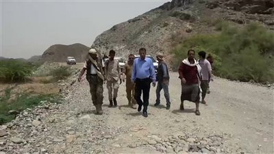 محافظ أبين يتفقد سير عمل طريق مشروع سد حسان الاستراتيجي 