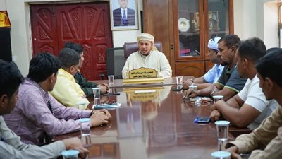 محافظ سقطرى يناقش مع البنوك وشركات الصرافة الإجراءات الكفيلة بتأمين توفر السيولة النقدية في المحافظة