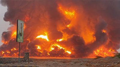 مشاهد جديدة للغارات الإسرائيلية على ميناء الحديدة 