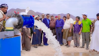 محافظ شبوة يدشن ضخ المياه من بئر جديدة بعتق بتمويل مشترك 