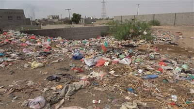 القمامة تحاصر منازل حارة الدُبا بلحج ومناشدات بإنقاذهم من كارثة صحية 