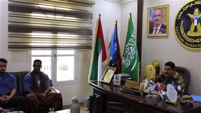 رئيس انتقالي حضرموت يطلع على استعدادات البطولة التحضيرية للعبة مصارعة الذراعين 