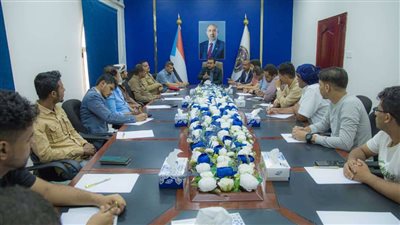 العولقي يجتمع بعدد من النشطاء والشباب ويؤكد أهمية التكاتف لمواجهة التحديات