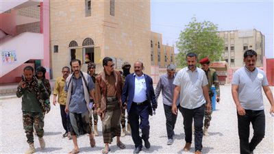 رئيس تنفيذية انتقالي شبوة يوجه بشراء طاقة شمسية لمدرسة أروى للبنات