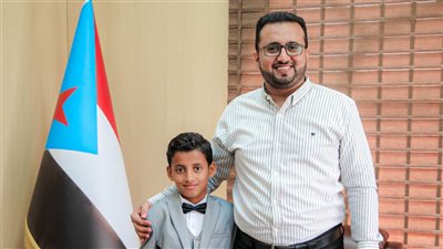 العولقي يستقبل الطفل 