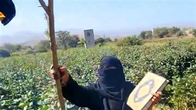 امرأة يمنية تحرق خمارها احتجاجًا على اعتداء الحوثيين على أرضها ومنزلها في إب 