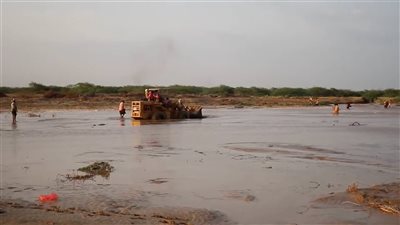 استمرار أعمال إزالة مخلفات السيول من جسور وادي حسان بأبين 