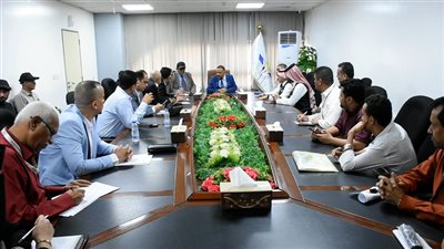 وزير النقل يناقش الترتيبات النهائية لإنشاء المدرج الرئيسي في مطار عدن الدولي 