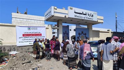 وقفة احتجاجية للمسرحين قسراً للمطالبة بتسوية وصرف مرتباتهم 