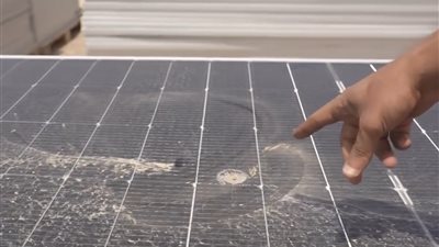 تضرر 198 لوحًا من الطاقة الشمسية بعدن بالرصاص الراجع ونشطاء يناشدون